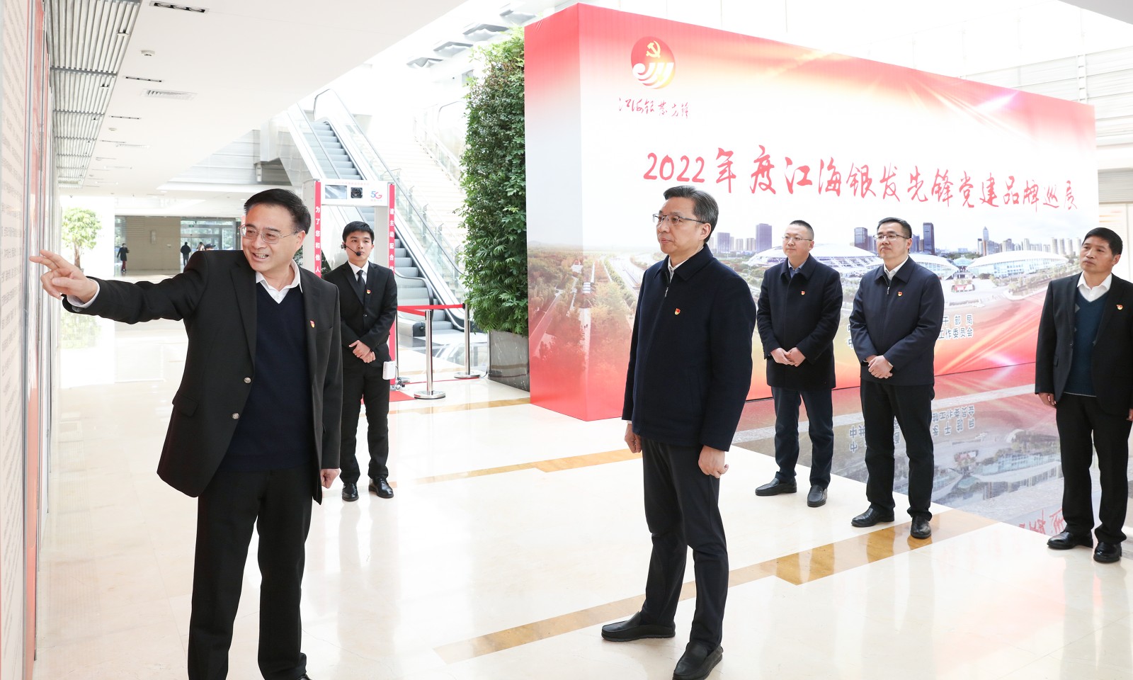 封部长参观首展.jpg
