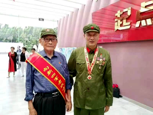 佩戴绶带.jpg